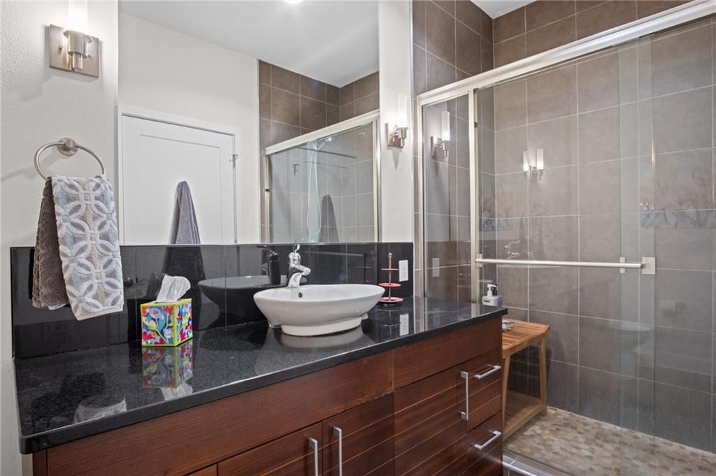 Photo 14 of 23 - 4521 Wornall Road #201, Kansas City, MO 64111