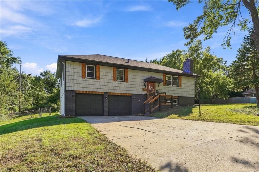 8915 E 57TH Street, Raytown, MO: listing photo 3