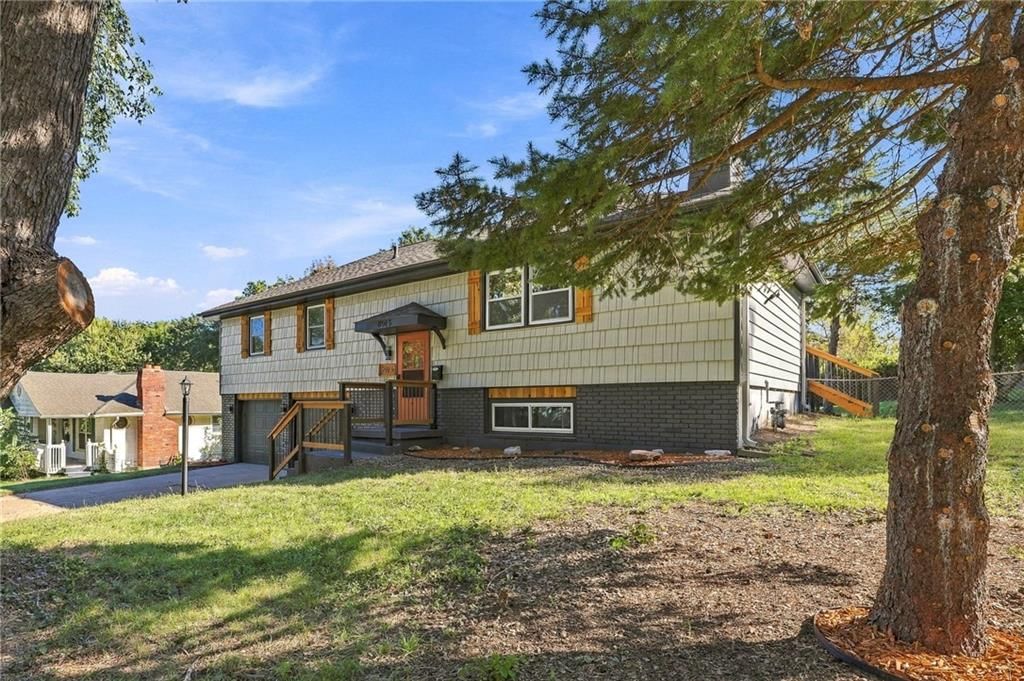 Photo 4 of 38 - 8915 E 57TH Street, Raytown, MO 64133
