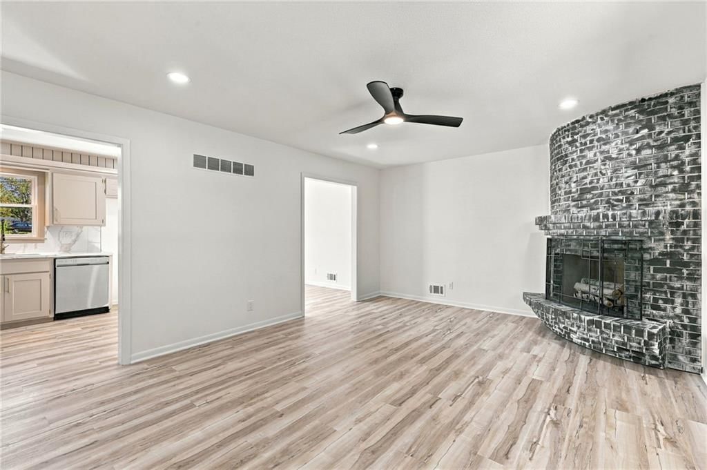 Photo 8 of 38 - 8915 E 57TH Street, Raytown, MO 64133