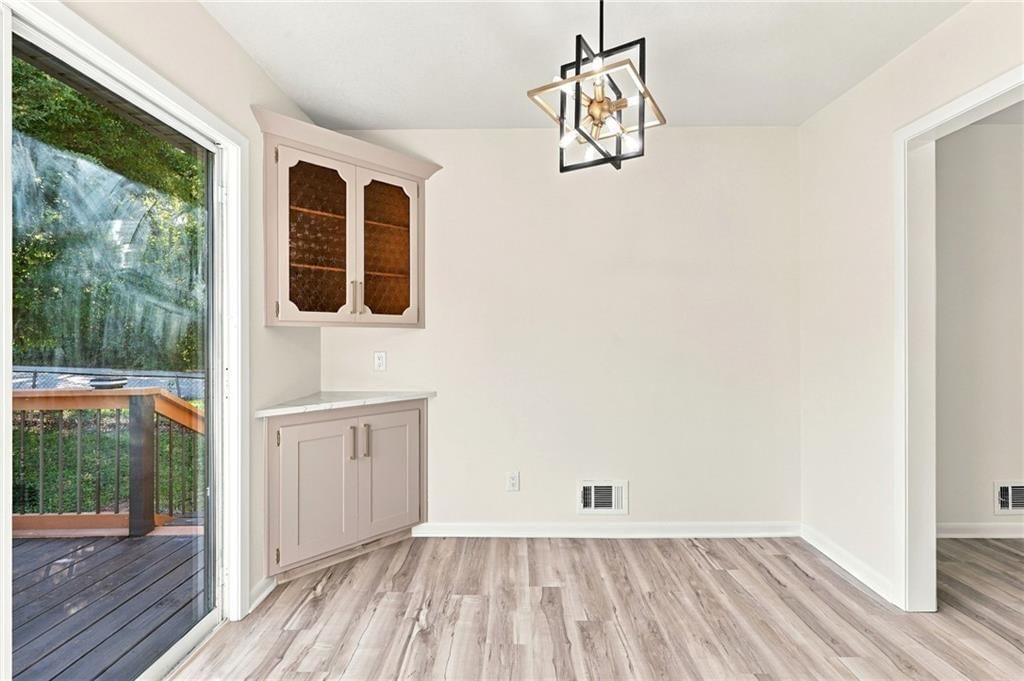 Photo 11 of 38 - 8915 E 57TH Street, Raytown, MO 64133