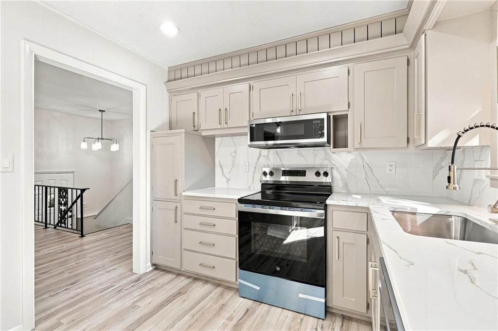 Photo 14 of 38 - 8915 E 57TH Street, Raytown, MO 64133