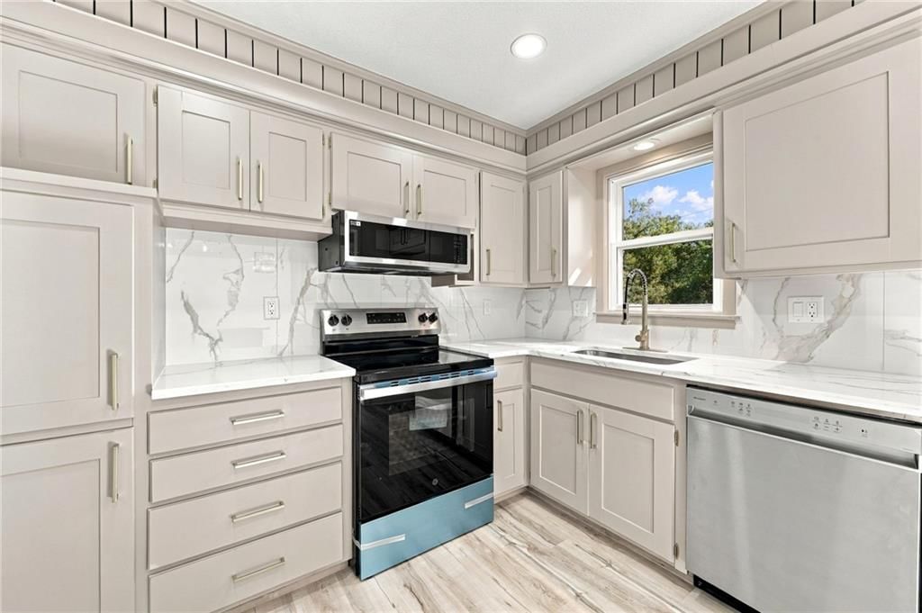 Photo 15 of 38 - 8915 E 57TH Street, Raytown, MO 64133