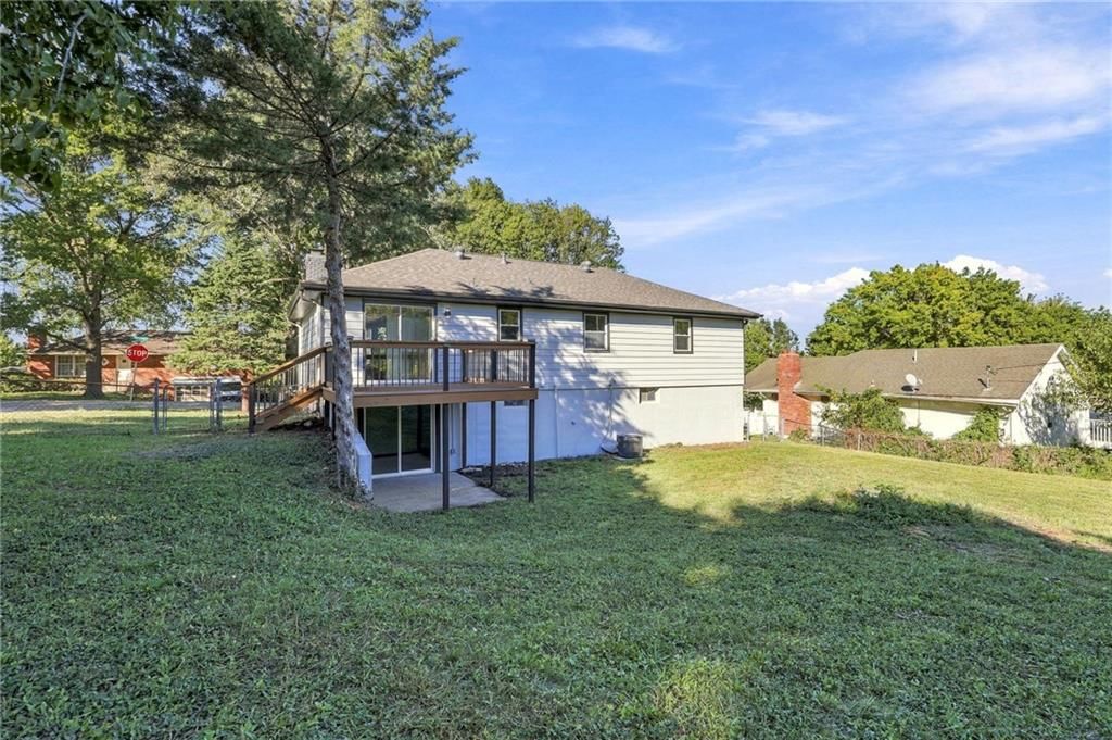 Photo 35 of 38 - 8915 E 57TH Street, Raytown, MO 64133