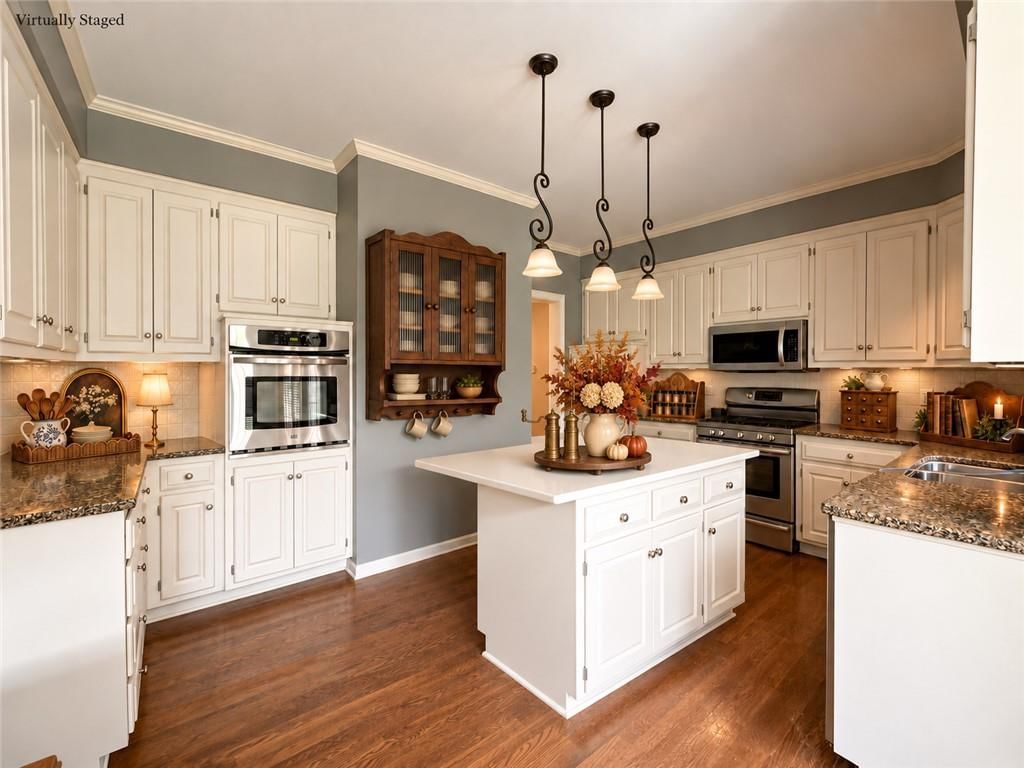 Photo 6 of 30 - 6836 Glenwood Street, Overland Park, KS 66204