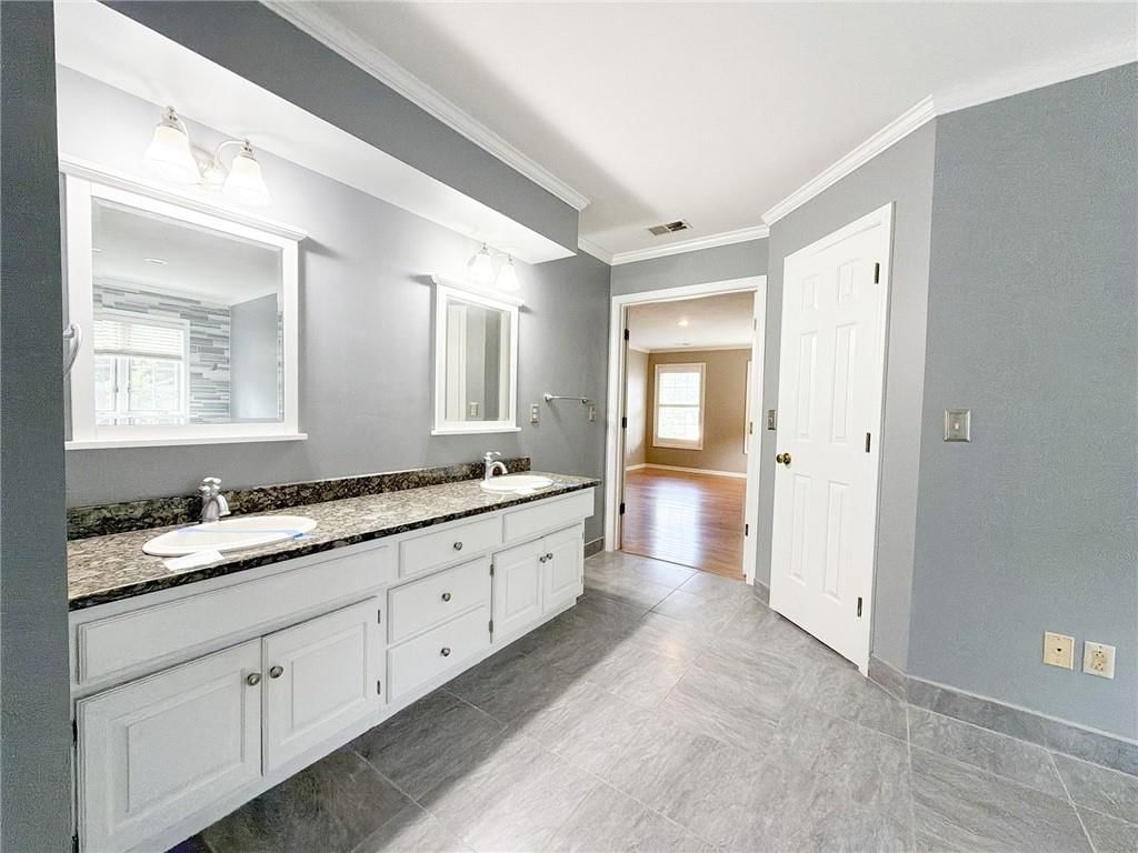 Double vanity at 6836 Glenwood Street, Overland Park, KS 66204