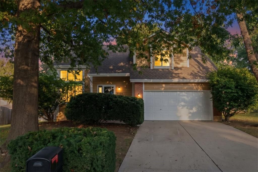 2104 NW Hidden Pointe Court, Blue Springs, MO: listing photo 2