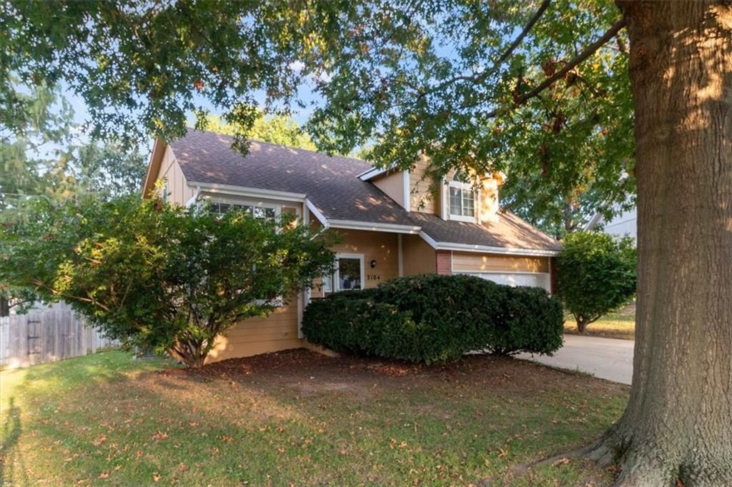 2104 NW Hidden Pointe Court, Blue Springs, MO: listing photo 3