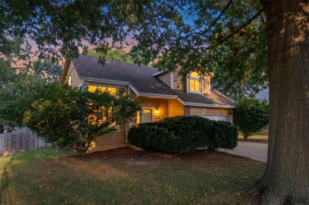 Photo 4 of 30 - 2104 NW Hidden Pointe Court, Blue Springs, MO 64015