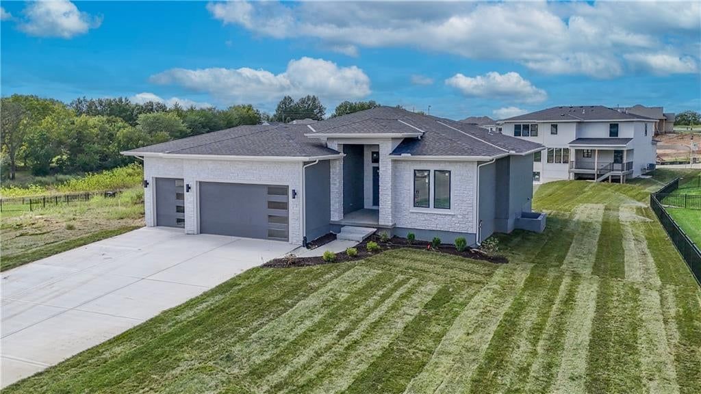 6010 Apache Drive, Shawnee, KS: listing photo 2
