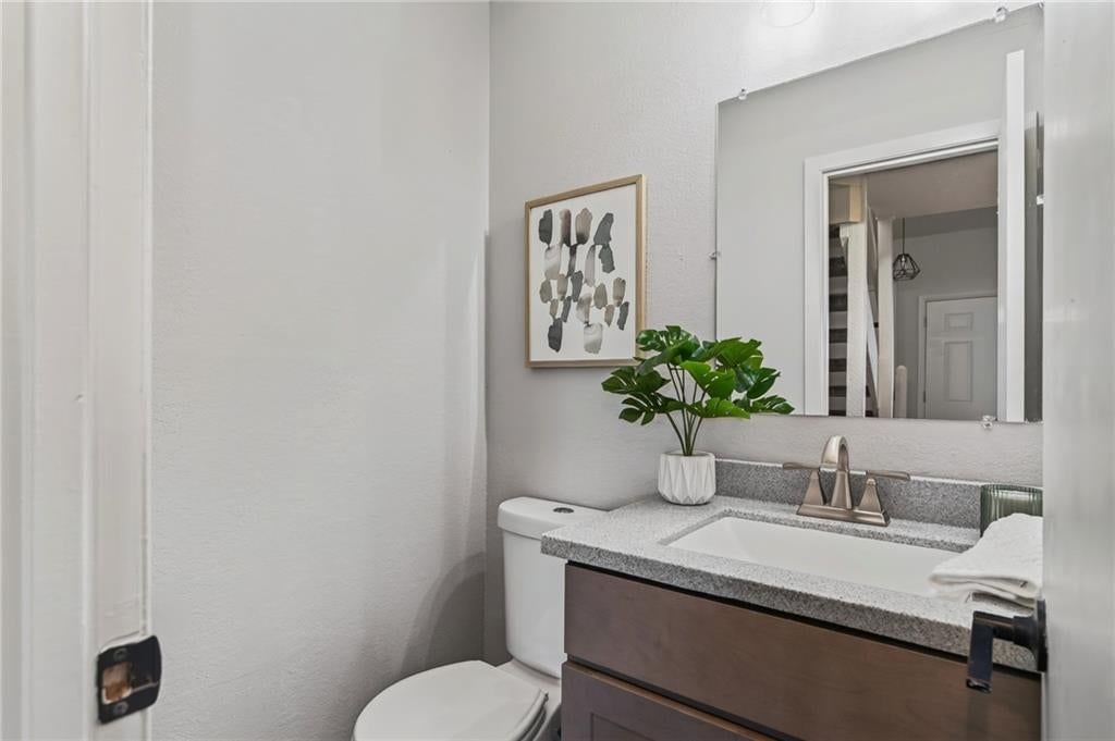 Photo 7 of 18 - 10995 Rosehill Road, Overland Park, KS 66210