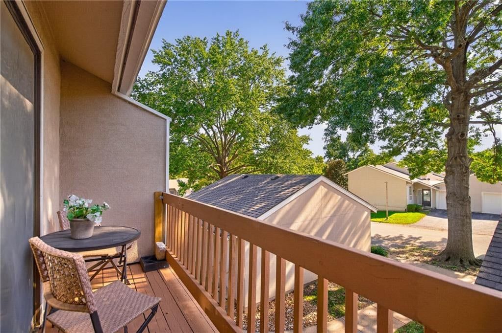 Photo 10 of 18 - 10995 Rosehill Road, Overland Park, KS 66210