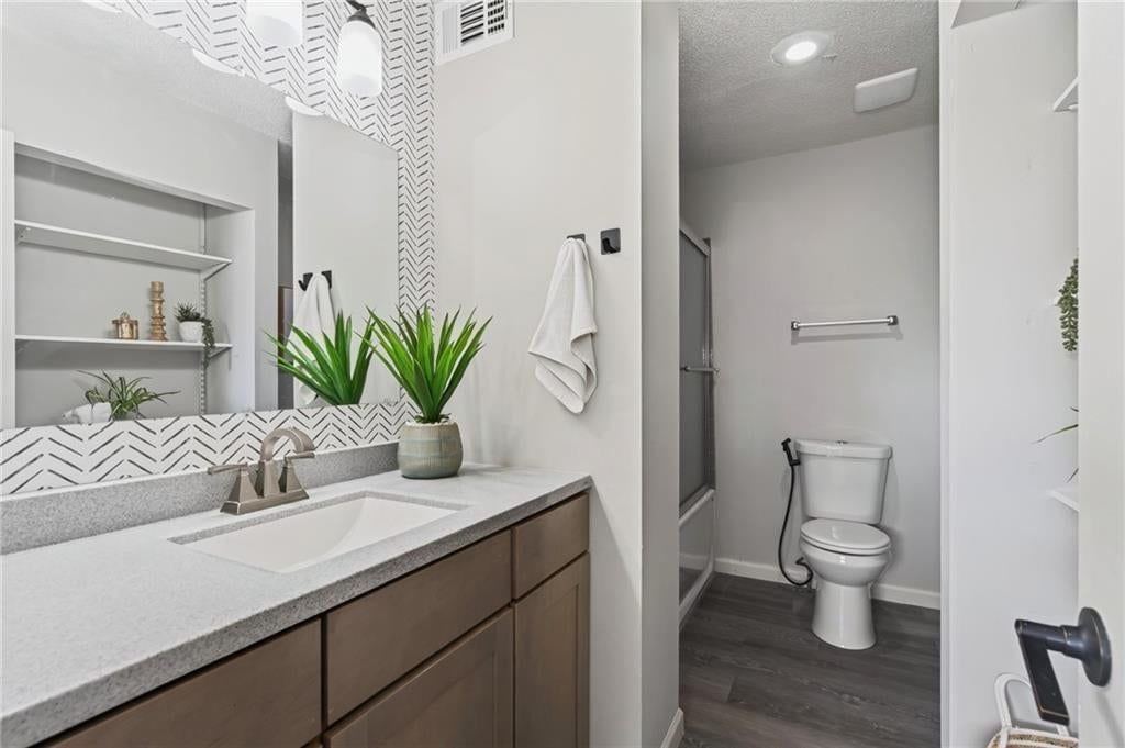 Photo 11 of 18 - 10995 Rosehill Road, Overland Park, KS 66210