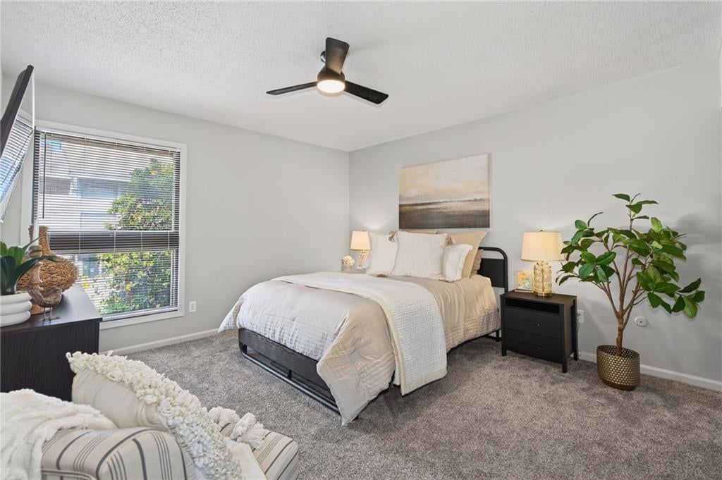 Photo 12 of 18 - 10995 Rosehill Road, Overland Park, KS 66210