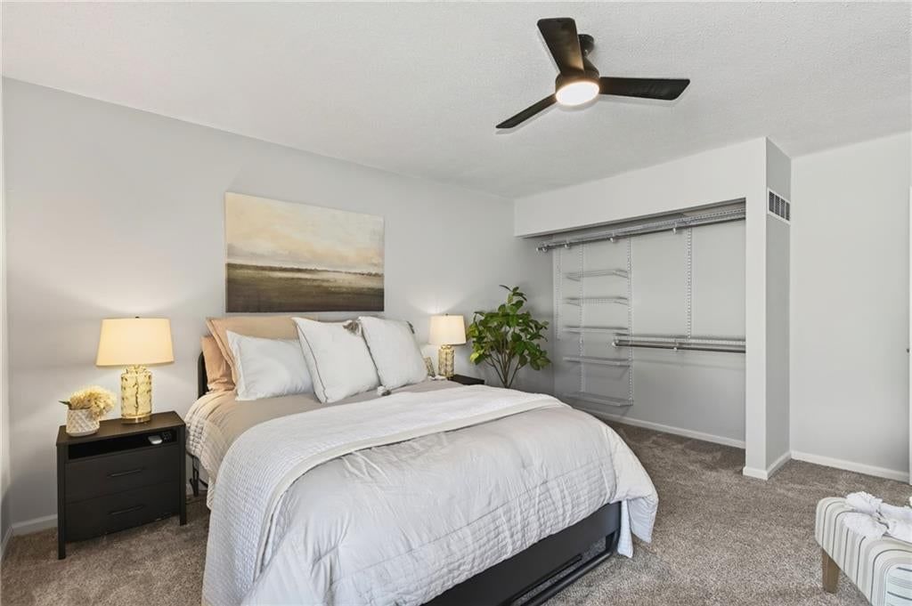 Photo 13 of 18 - 10995 Rosehill Road, Overland Park, KS 66210