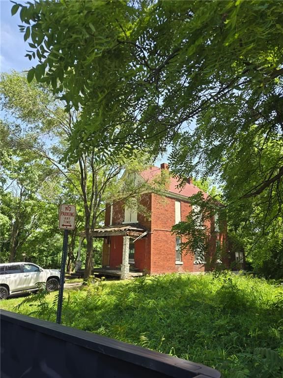 Mature trees at 711 troop Avenue, Kansas City, KS 64145