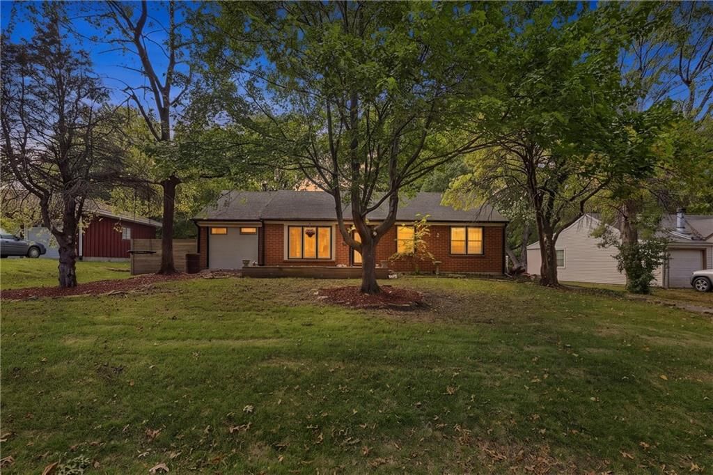 6030 Larsen Lane, Shawnee, KS: listing photo 2