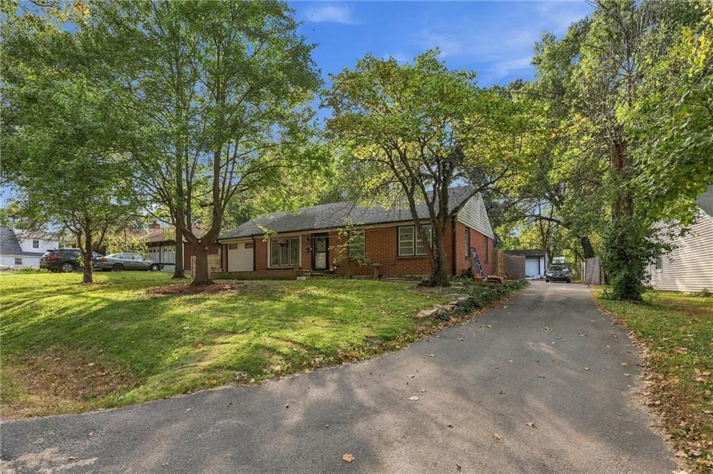 6030 Larsen Lane, Shawnee, KS: listing photo 3