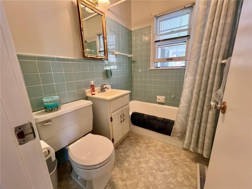 Photo 11 of 22 - 3913 S Spring Street, Independence, MO 64055
