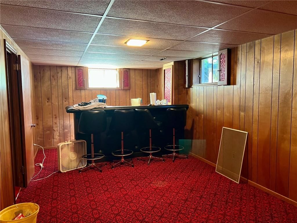 Wet bar at 3913 S Spring Street, Independence, MO 64055