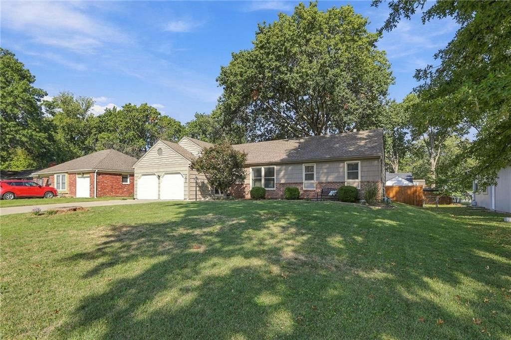 Photo 2 of 35 - 7622 W 96TH Terrace, Overland Park, KS 66212