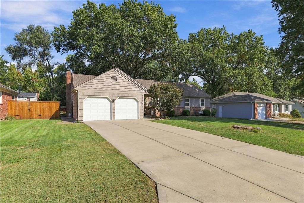Photo 3 of 35 - 7622 W 96TH Terrace, Overland Park, KS 66212