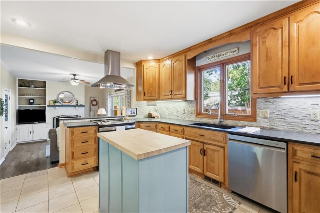 Photo 9 of 35 - 7622 W 96TH Terrace, Overland Park, KS 66212