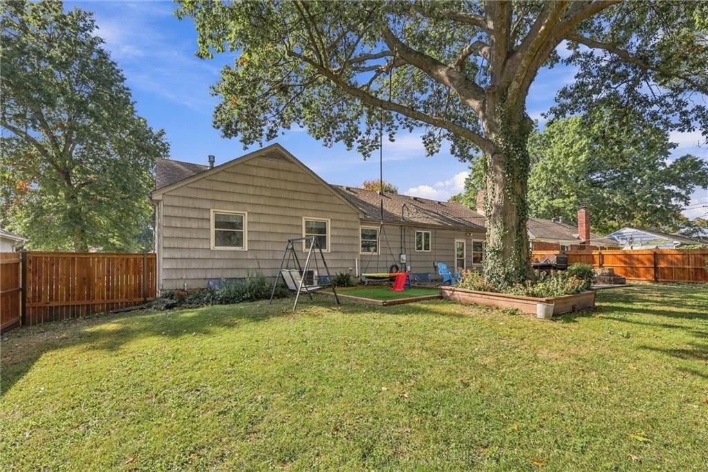 Photo 29 of 35 - 7622 W 96TH Terrace, Overland Park, KS 66212