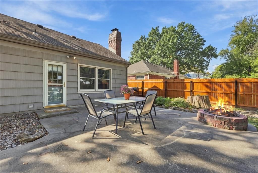 Photo 30 of 35 - 7622 W 96TH Terrace, Overland Park, KS 66212
