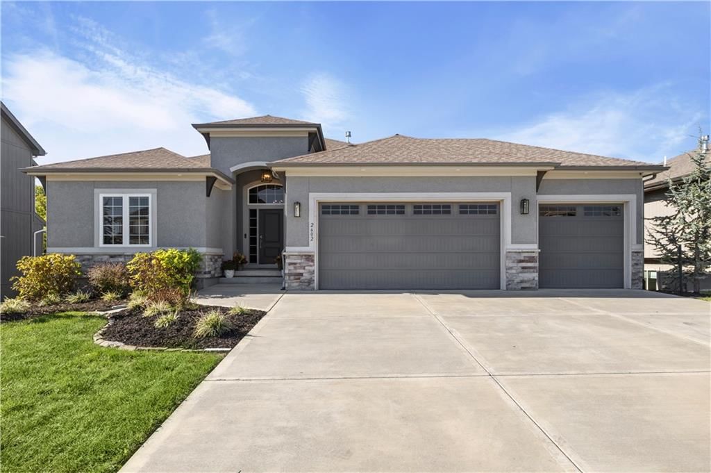 2602 SW River Trail Road, Lee's Summit, MO: listing photo 2