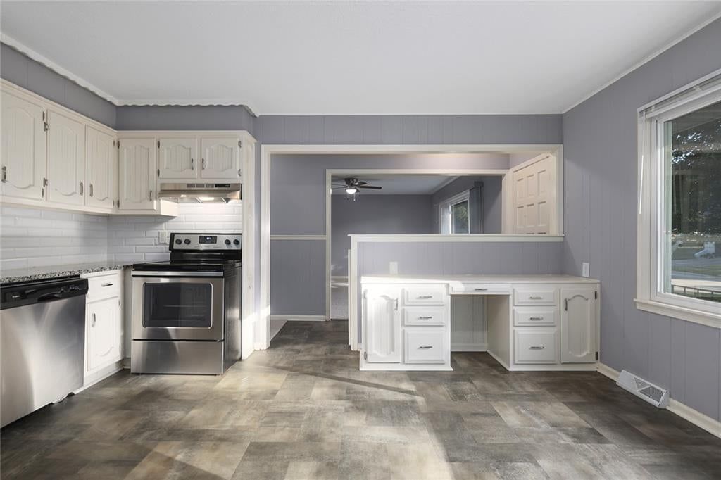 Photo 5 of 27 - 13248 Manchester Avenue, Grandview, MO 64030