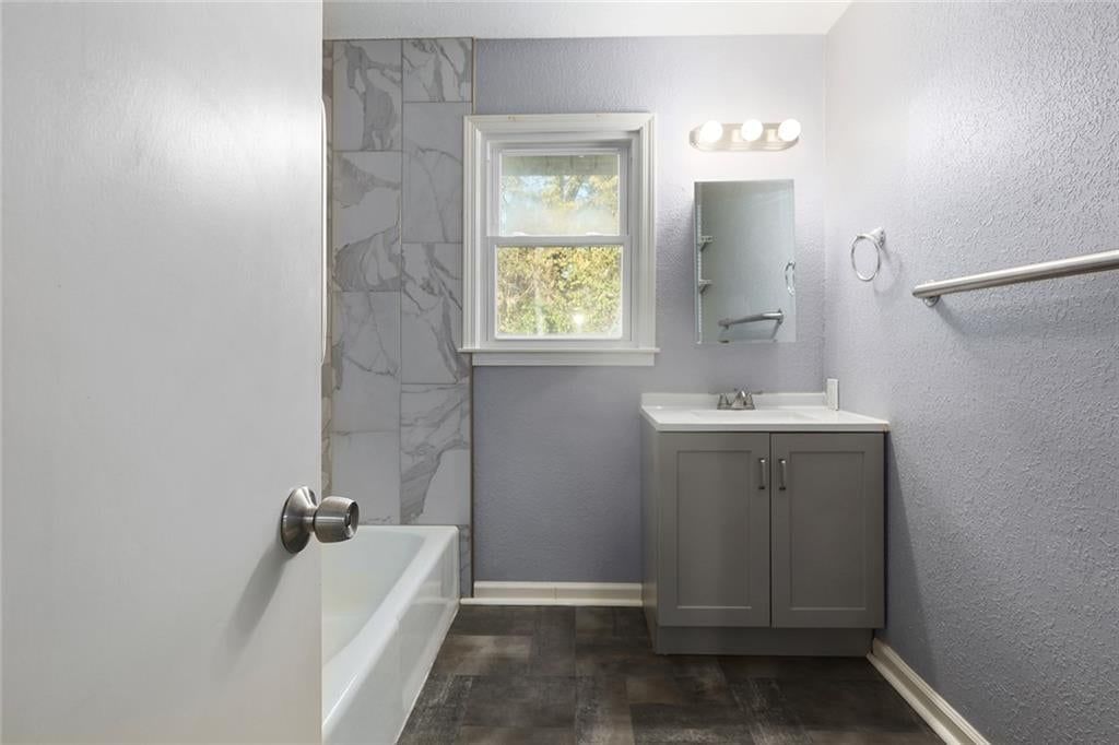 Photo 11 of 27 - 13248 Manchester Avenue, Grandview, MO 64030