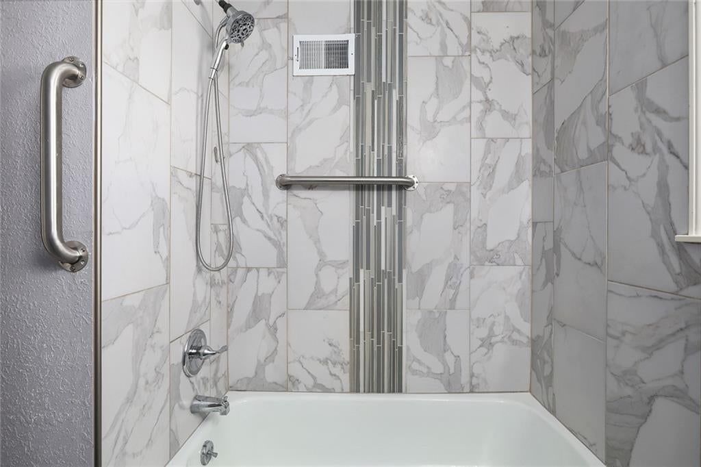 Photo 12 of 27 - 13248 Manchester Avenue, Grandview, MO 64030
