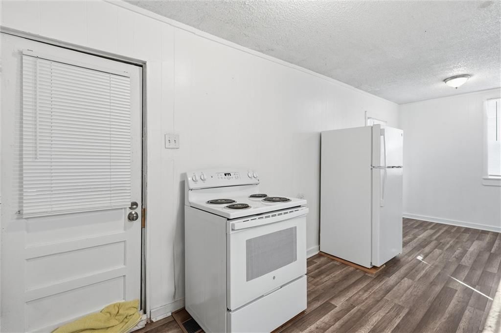 Electric range at 838 Ottawa Street, Leavenworth, KS 66048