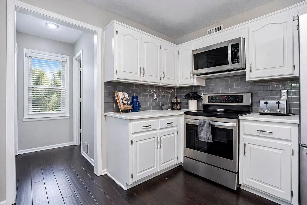 Photo 12 of 32 - 16110 W 82nd Place, Lenexa, KS 66219