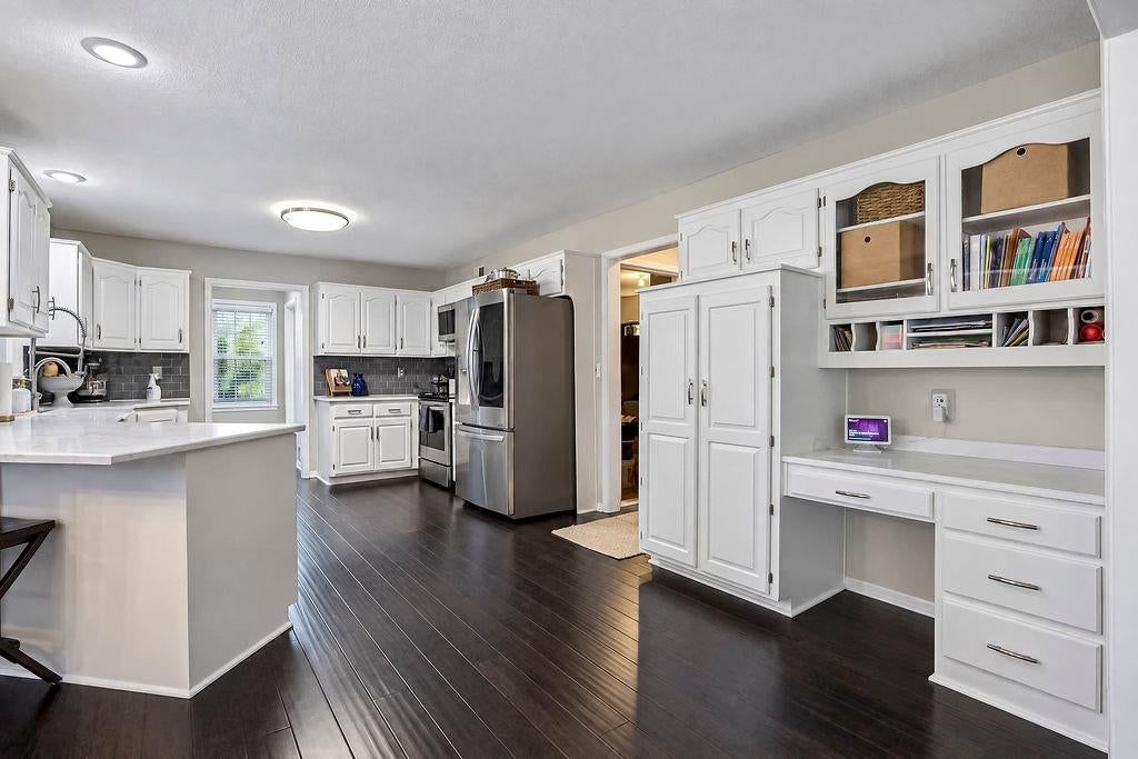 Electric range at 16110 W 82nd Place, Lenexa, KS 66219