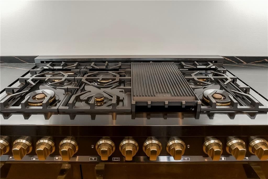 Gas range at 8826 Mc Coy Street, Lenexa, KS 66227
