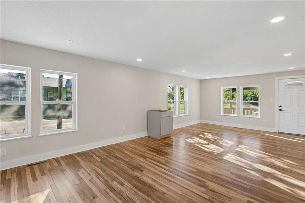 Photo 10 of 30 - 139 E 3rd Street, Tonganoxie, KS 66086