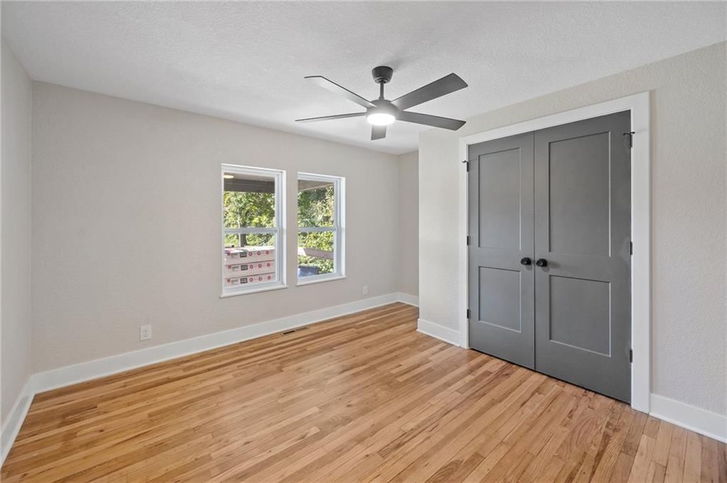 Photo 17 of 30 - 139 E 3rd Street, Tonganoxie, KS 66086