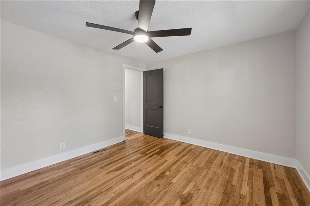 Photo 21 of 30 - 139 E 3rd Street, Tonganoxie, KS 66086