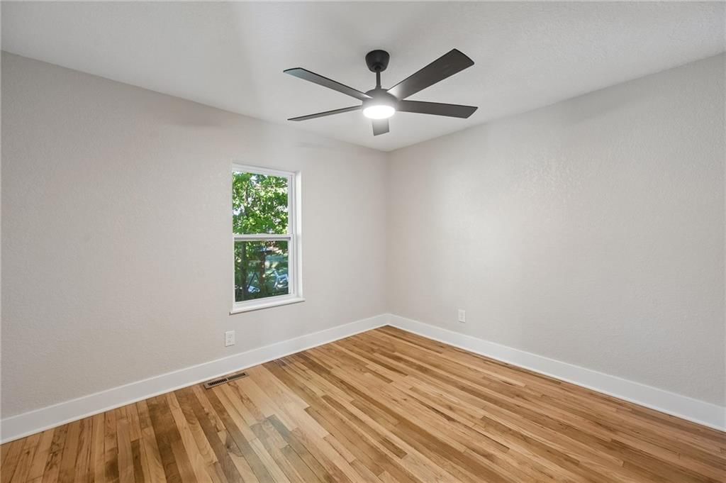 Photo 22 of 30 - 139 E 3rd Street, Tonganoxie, KS 66086