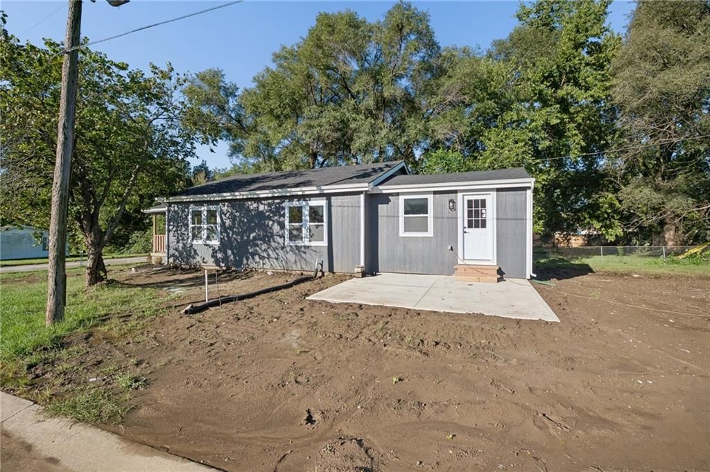 Concrete patio at 139 E 3rd Street, Tonganoxie, KS 66086