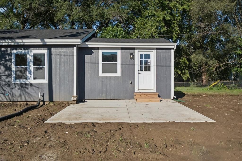 Photo 30 of 30 - 139 E 3rd Street, Tonganoxie, KS 66086