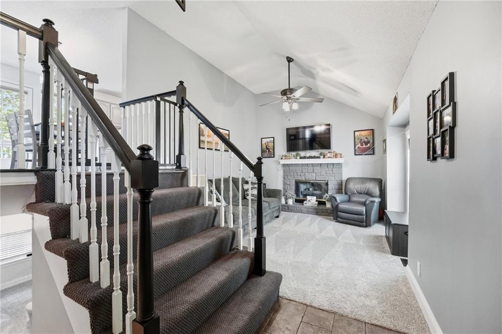 21215 W 52nd Street, Shawnee, KS: listing photo 3
