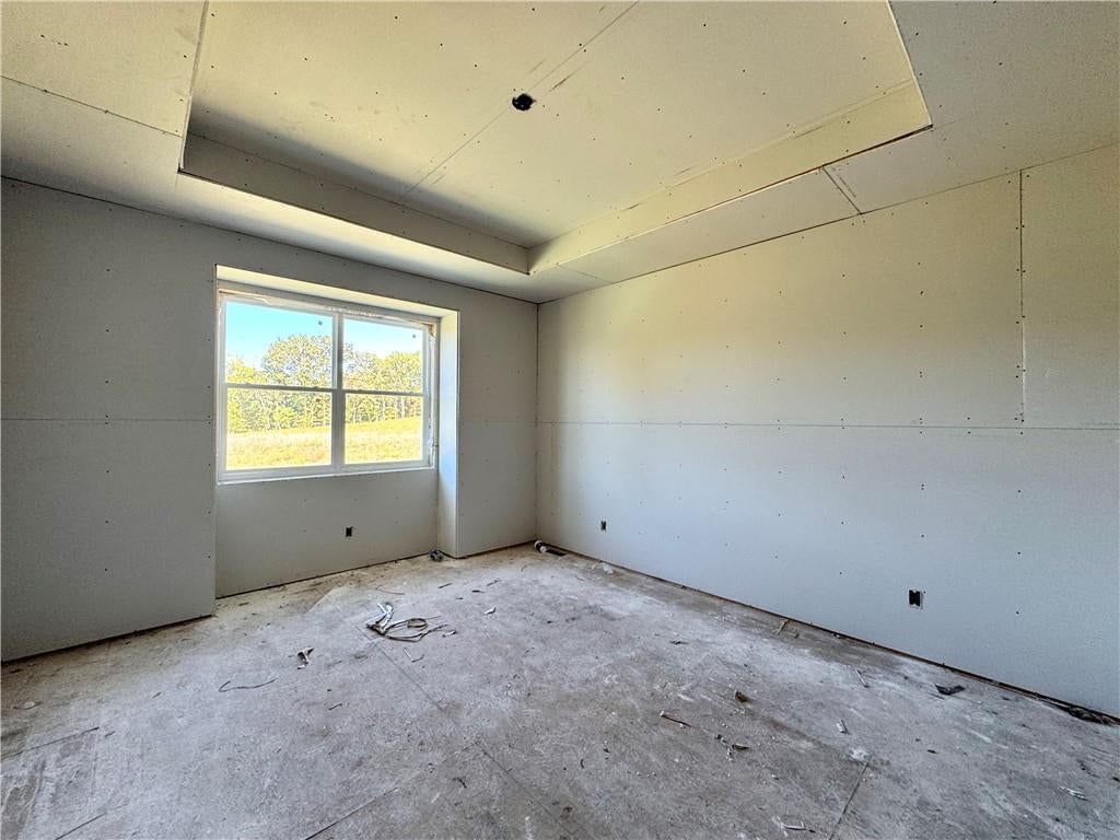Tray ceiling at 8404 NW 90th Terrace, Kansas City, MO 64153