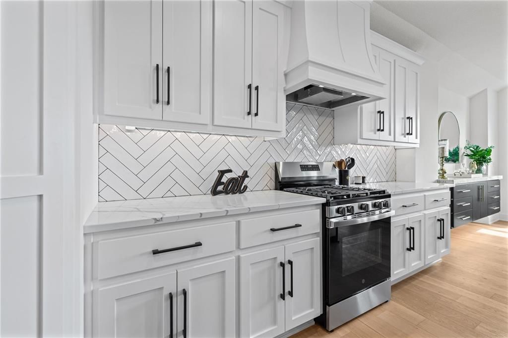 Gas range at 18949 W 193rd Terrace, Spring Hill, KS 66083