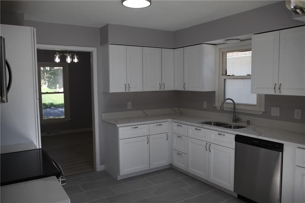 Photo 9 of 21 - 1101 SW 21st Street, Blue Springs, MO 64015