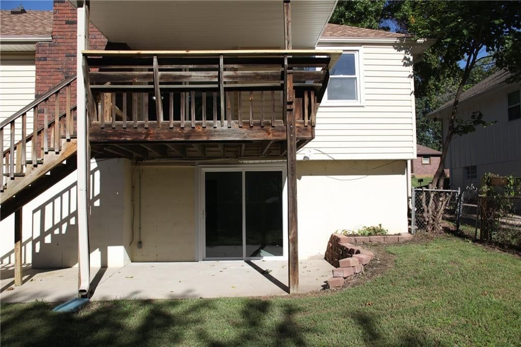 Fenced yard at 1101 SW 21st Street, Blue Springs, MO 64015