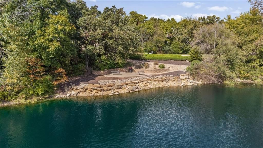 6400 Gladstone Drive, Shawnee, KS: listing photo 2