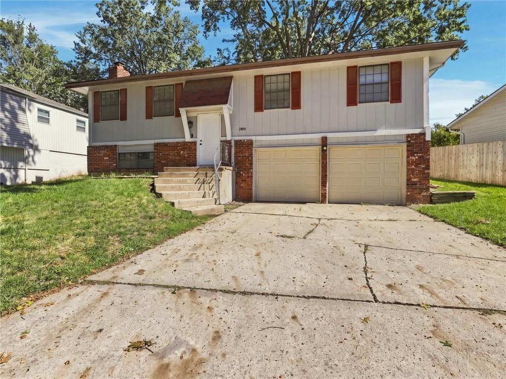 1428 S APACHE Lane, Olathe, KS 66062